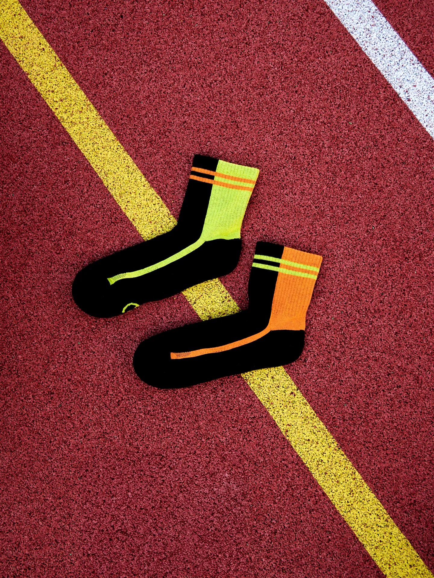 Calcetines de deporte funcionales alegres Rayas lima y naranja - Image 4