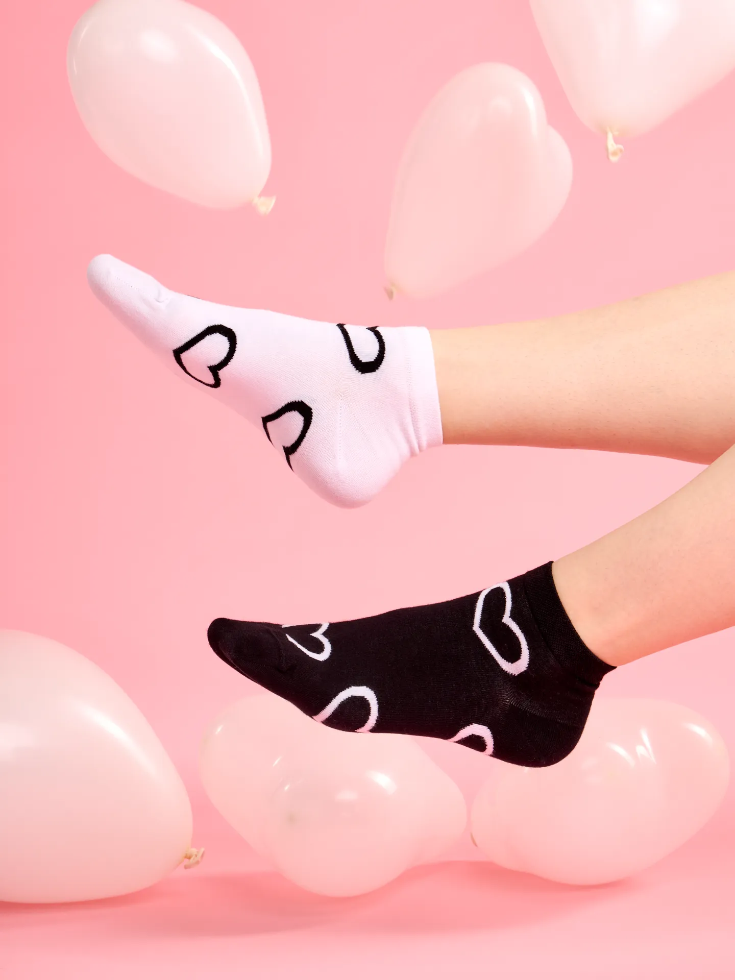 Calcetines tobilleros alegres Corazones en blanco y negro - Image 5