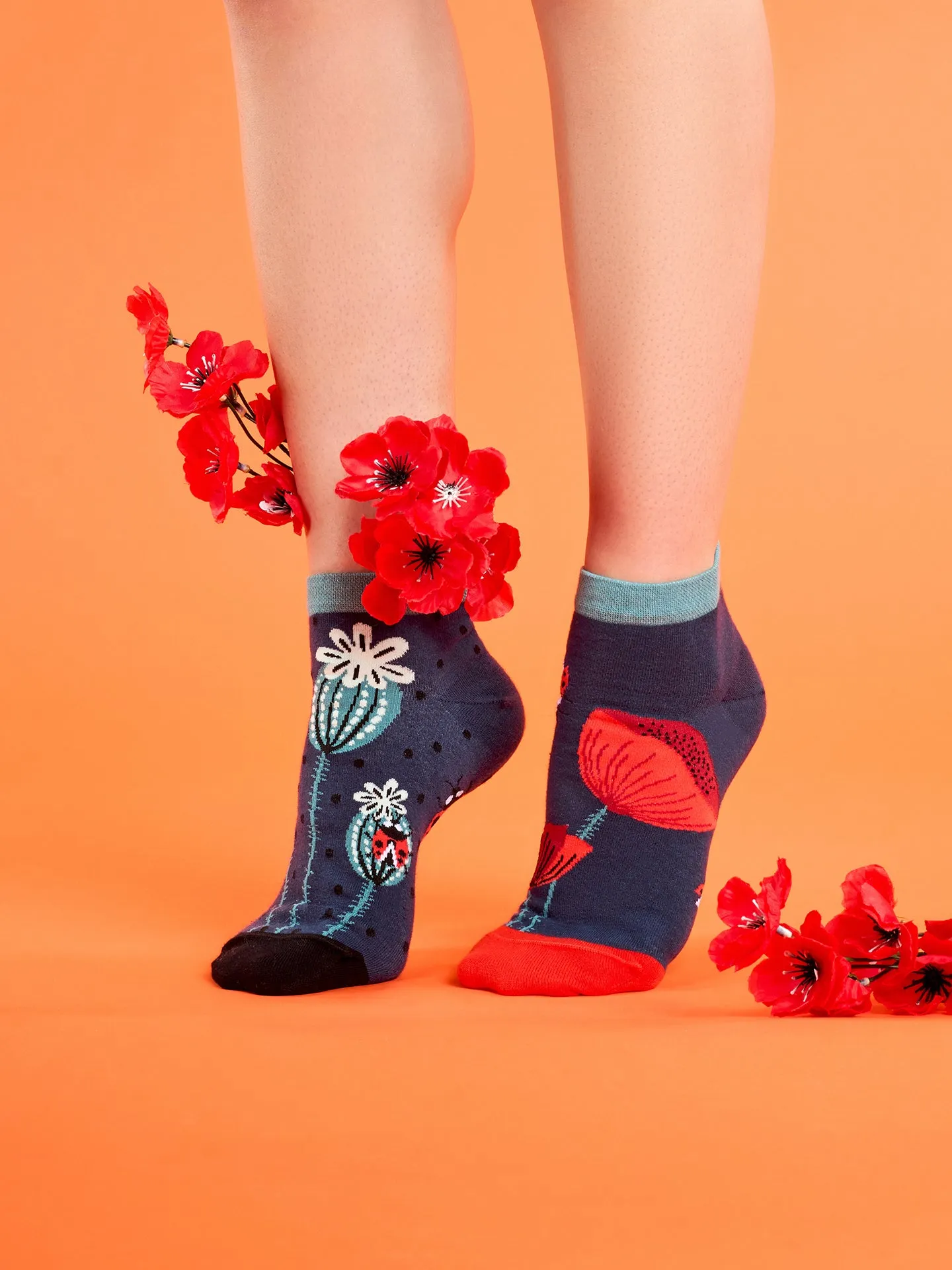 Calcetines tobilleros alegres Mariquitas y flores de amapola - Image 4
