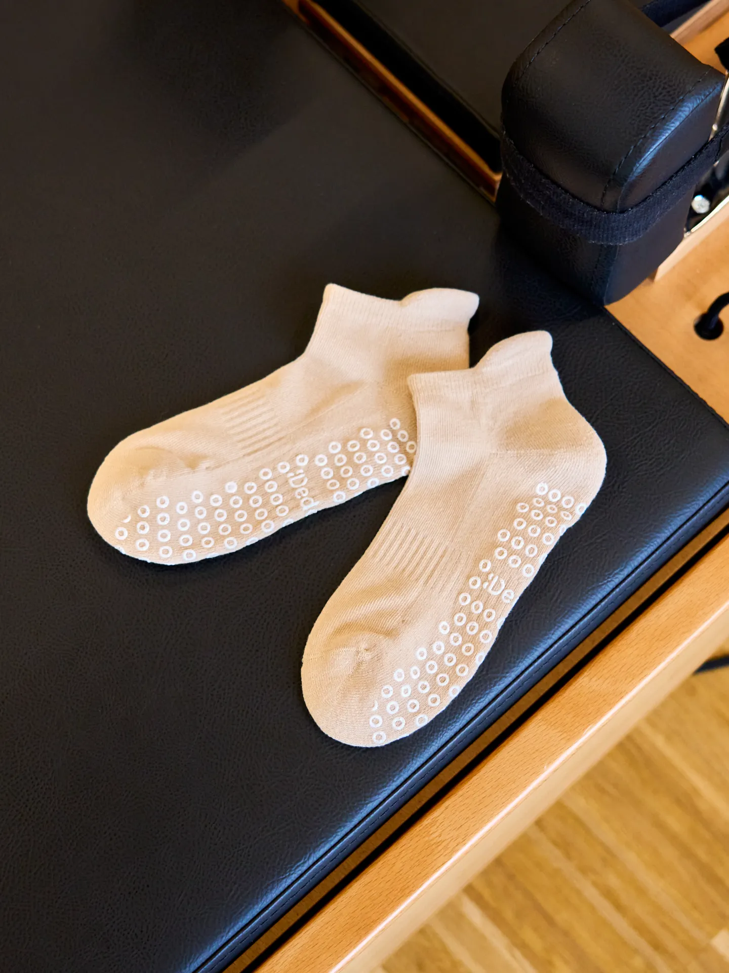 Calcetines beige para pilates y yoga - Image 5