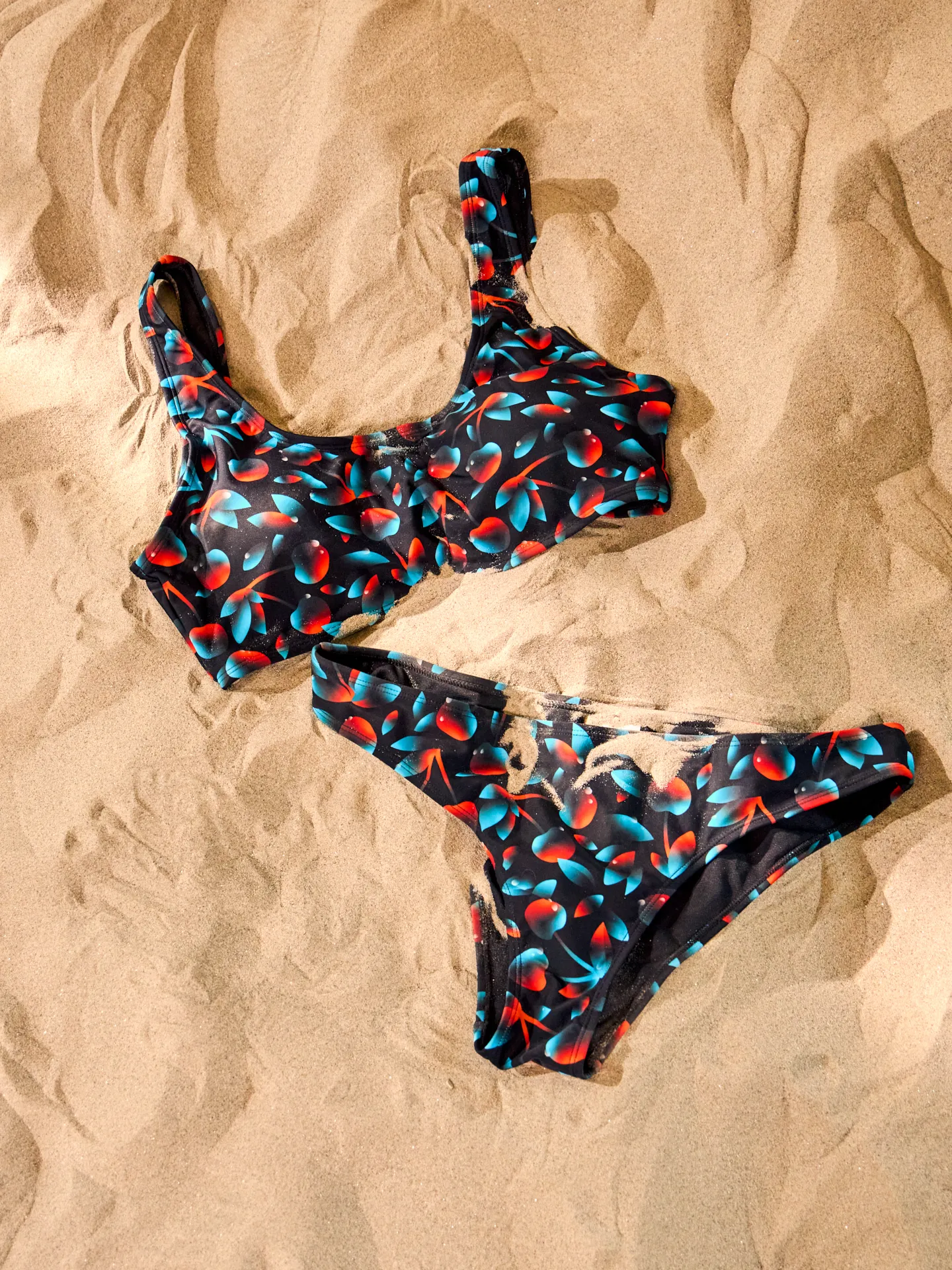 Top alegre de bikini deportivo Cerezas oscuras - Image 5