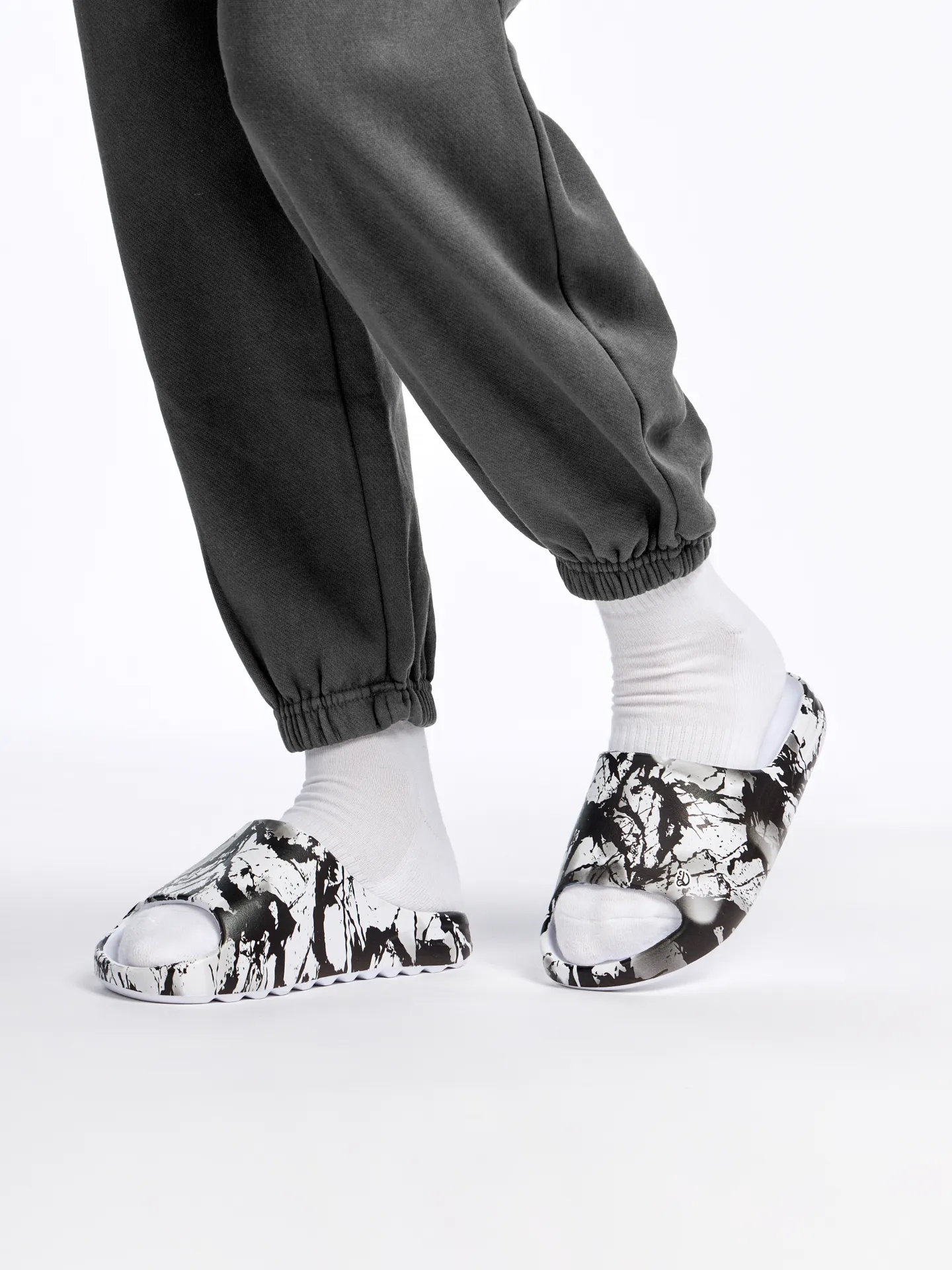 Sandalias alegres chunky Manchas en blanco y negro - Image 4