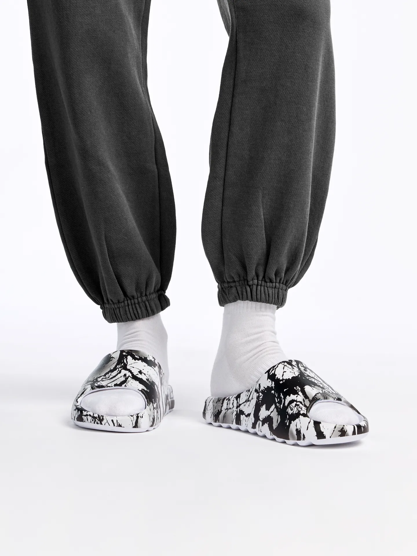 Sandalias alegres chunky Manchas en blanco y negro - Image 5
