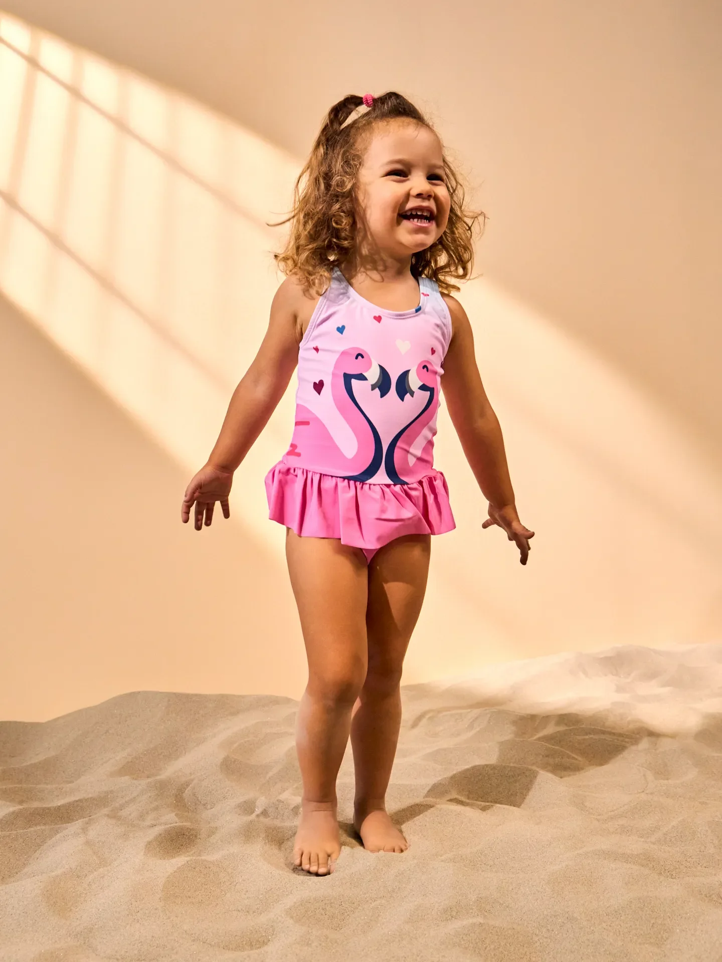 Bañador alegre de niña Flamencos y corazones - Image 3