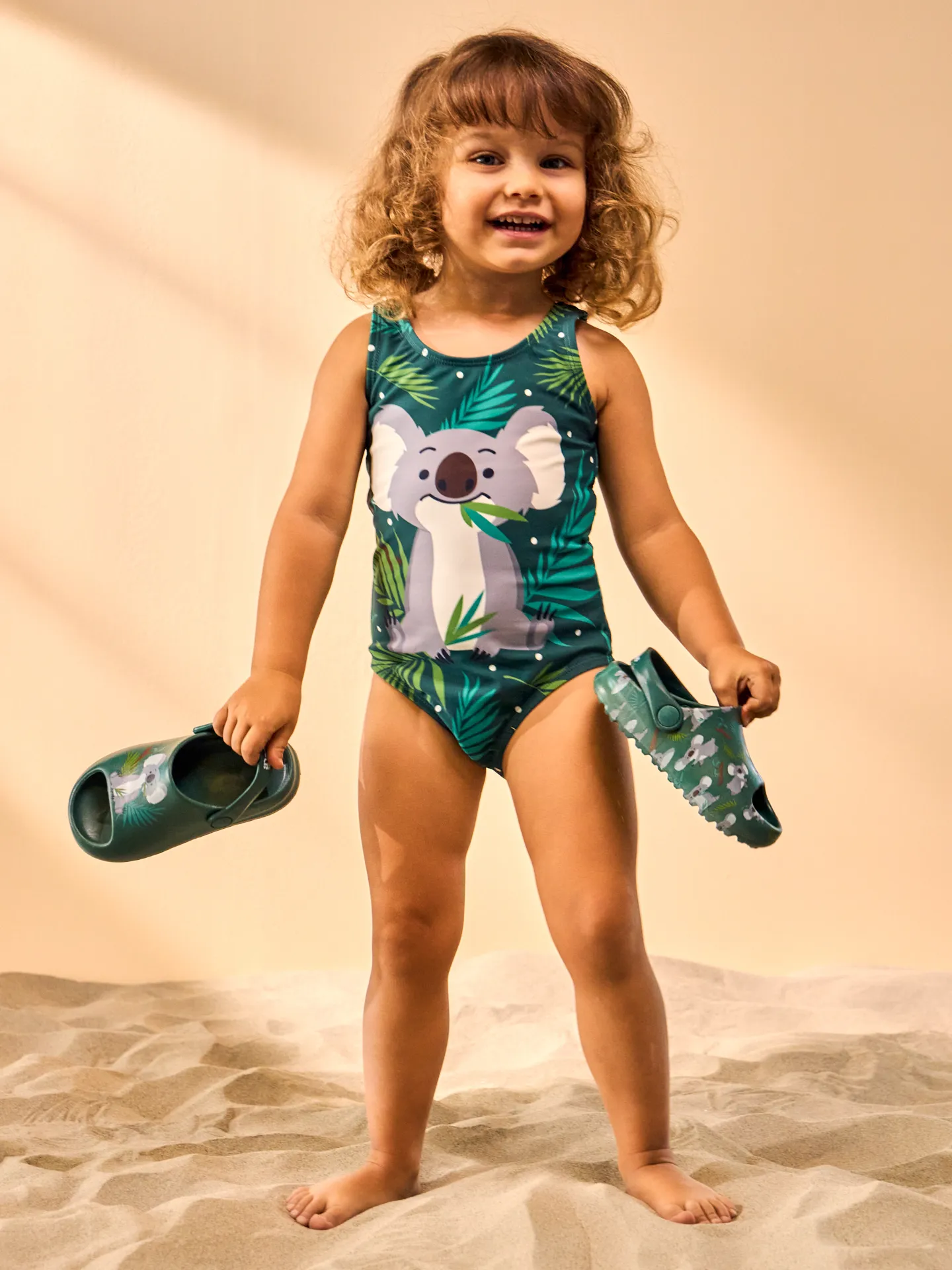 Bañador alegre de niña Koala y hojas - Image 3