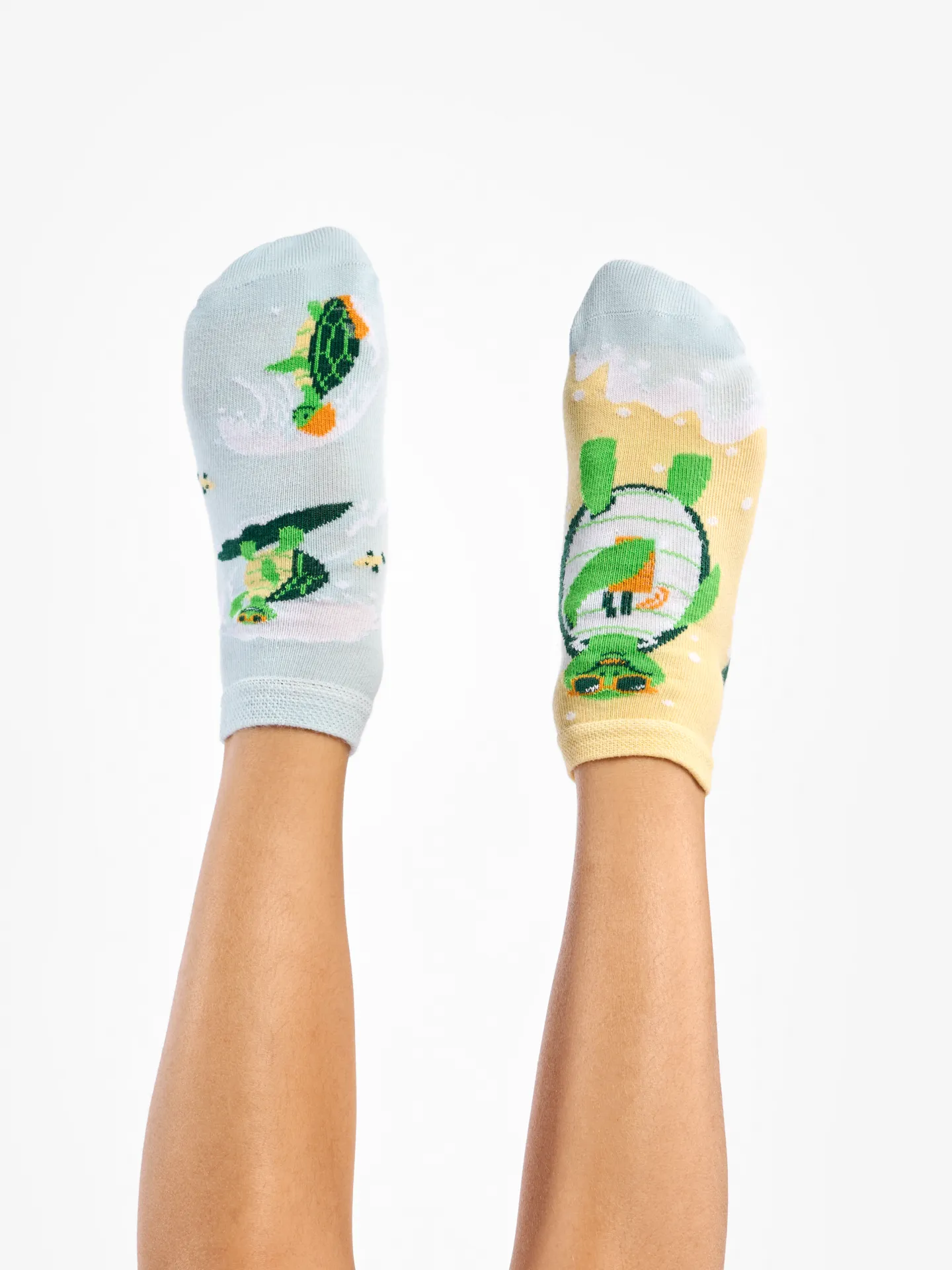 Calcetines tobilleros alegres para niños Tortuga surfeadora - Image 2