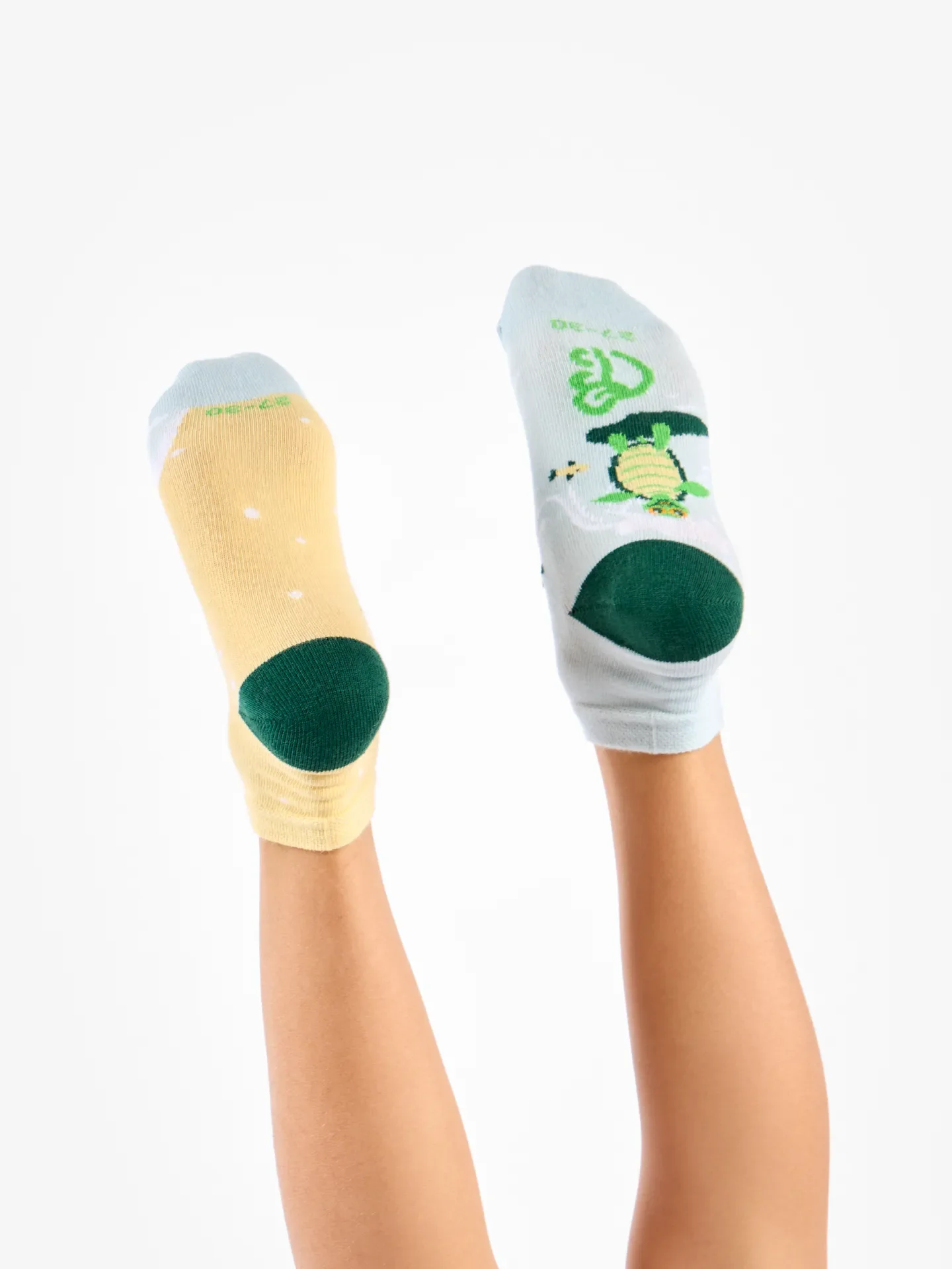 Calcetines tobilleros alegres para niños Tortuga surfeadora - Image 3