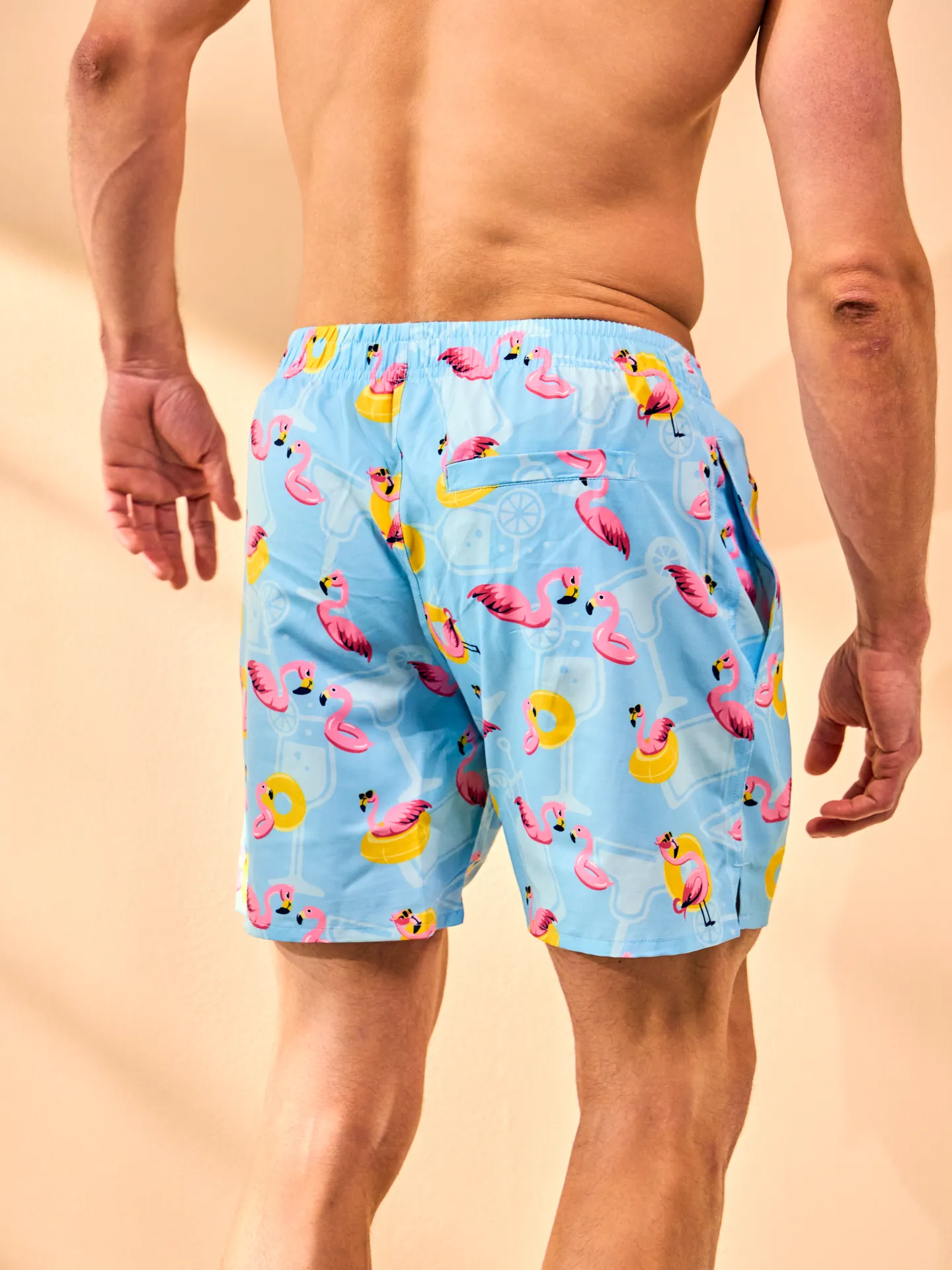 Bermudas alegres para hombre Flamenco de vacaciones - Image 4