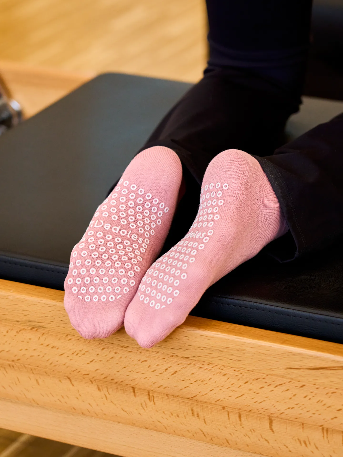 Calcetines rosa envejecido para pilates y yoga - Image 4