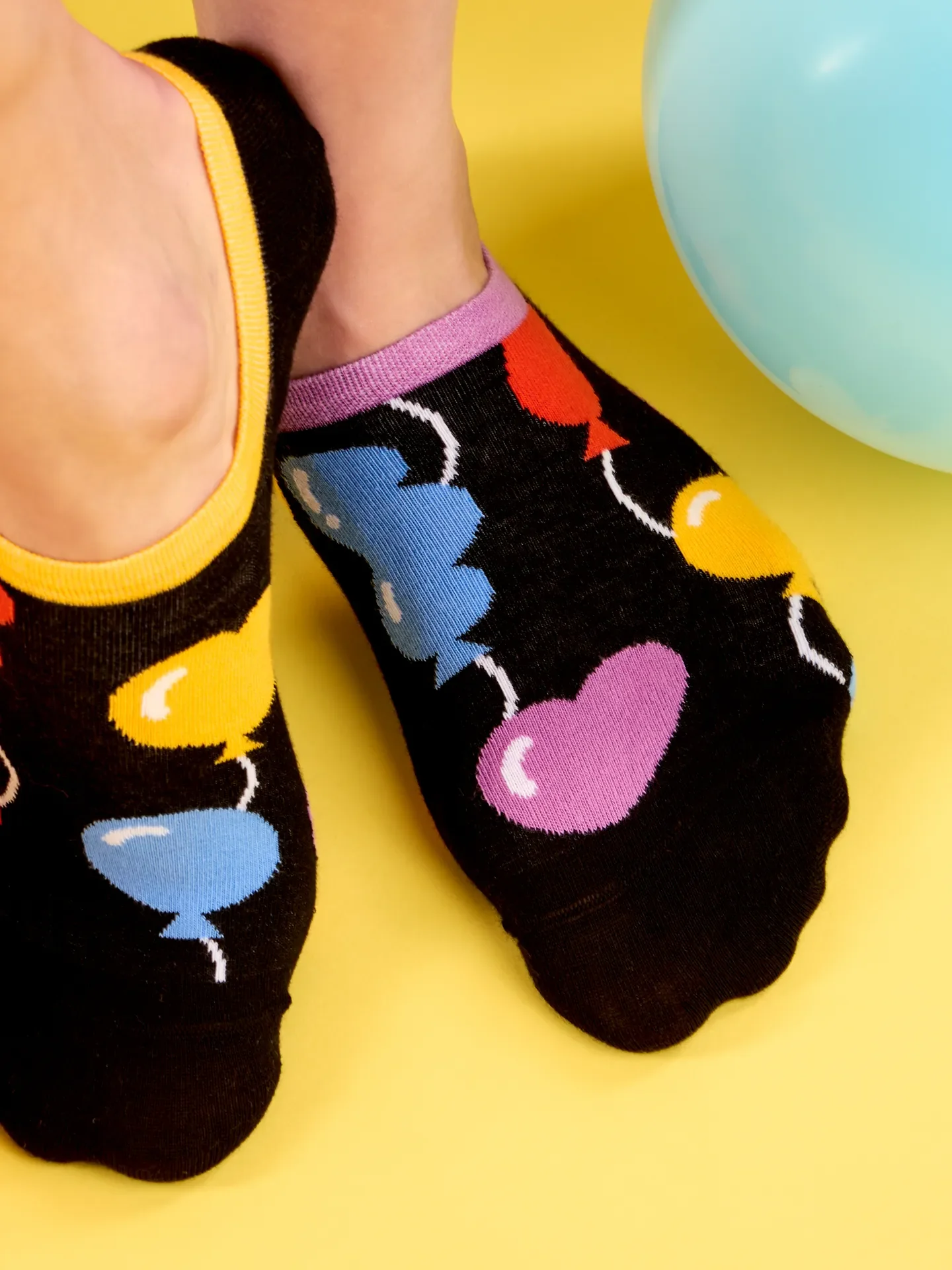 Calcetines sneakers alegres Globos - Image 4