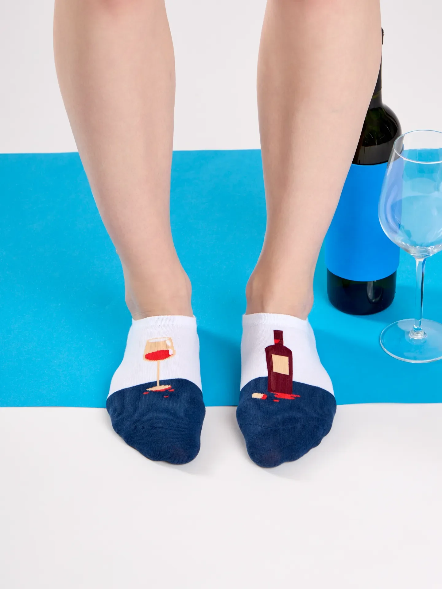 Calcetines sneakers alegres Botella de vino - Image 4