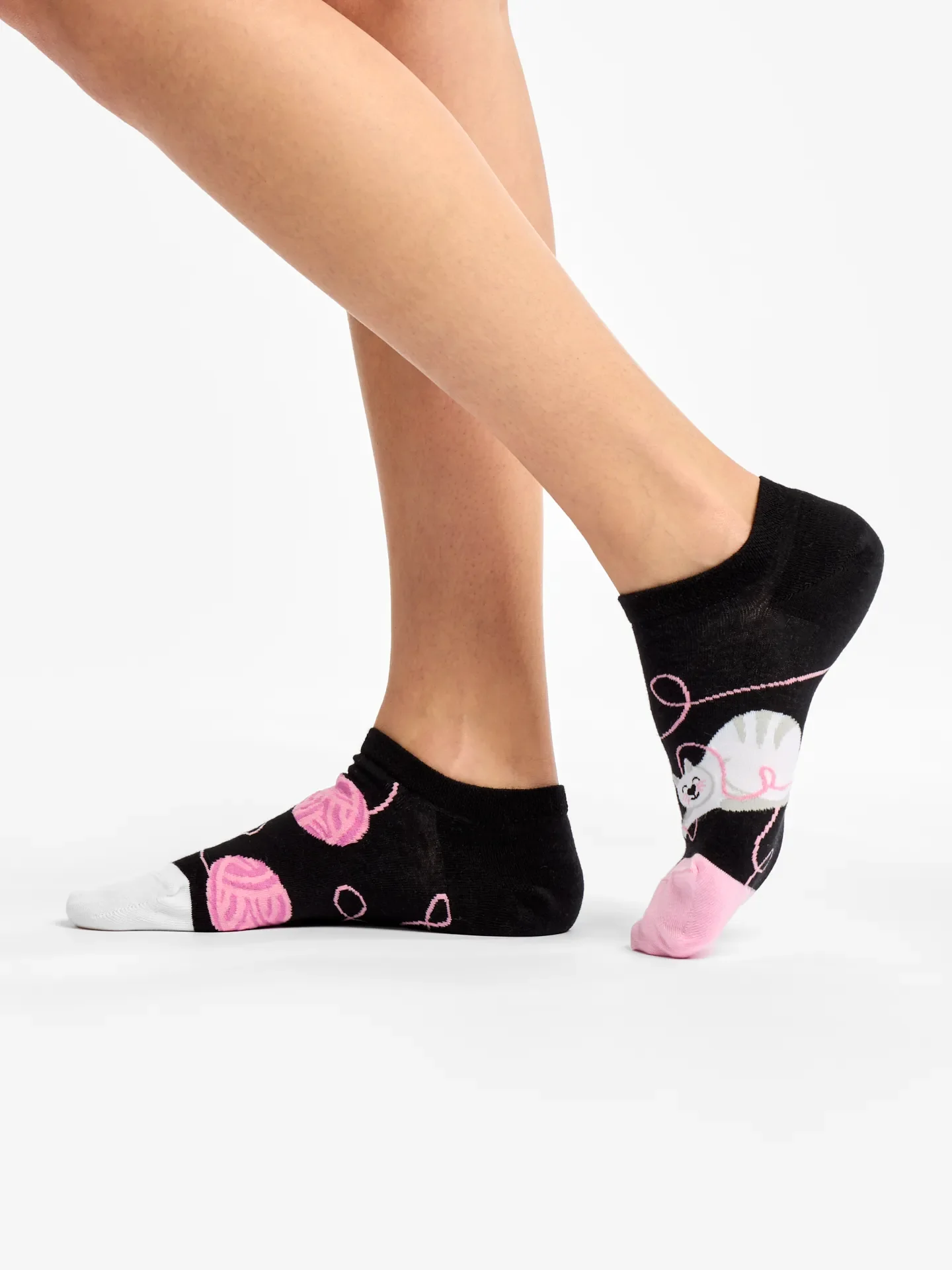 Calcetines sneakers alegres Gato y pelota - Image 2