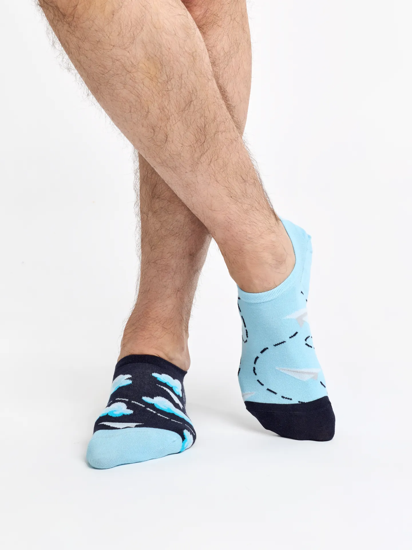 Calcetines sneakers alegres Nubes y aviones de papel - Image 2