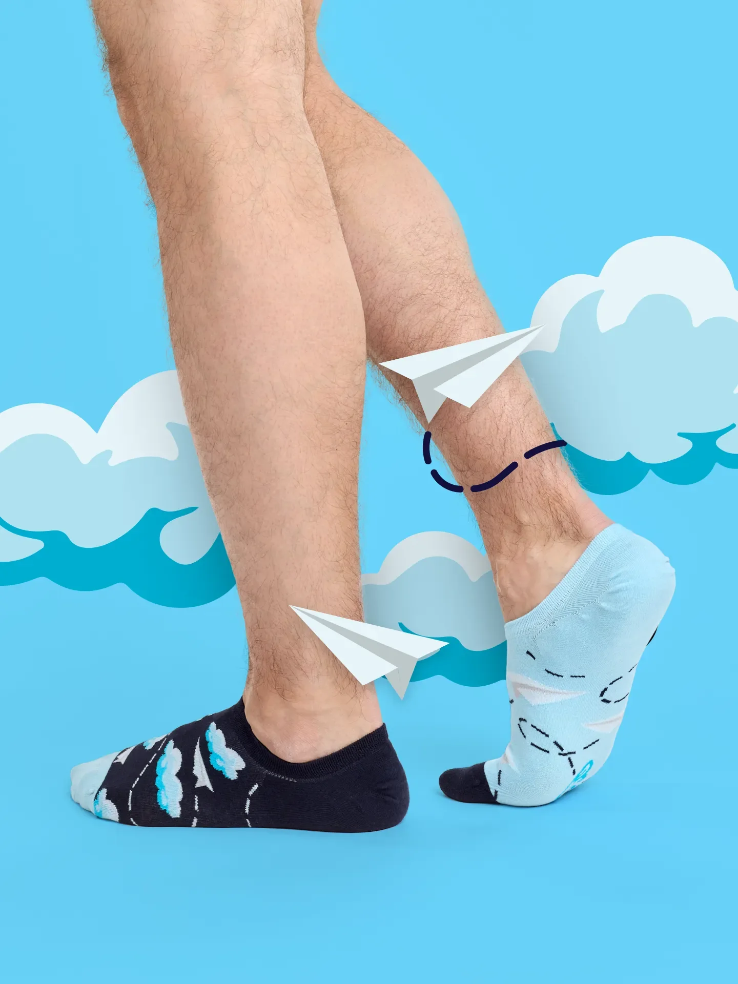 Calcetines sneakers alegres Nubes y aviones de papel - Image 4
