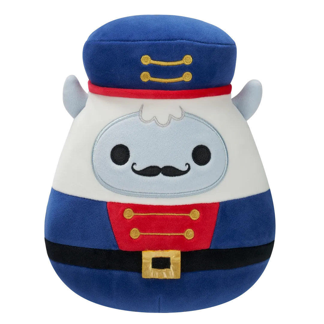 Squishmallows Yuri el Yeti Blanco con Traje de Cascanueces Azul, 20 cm