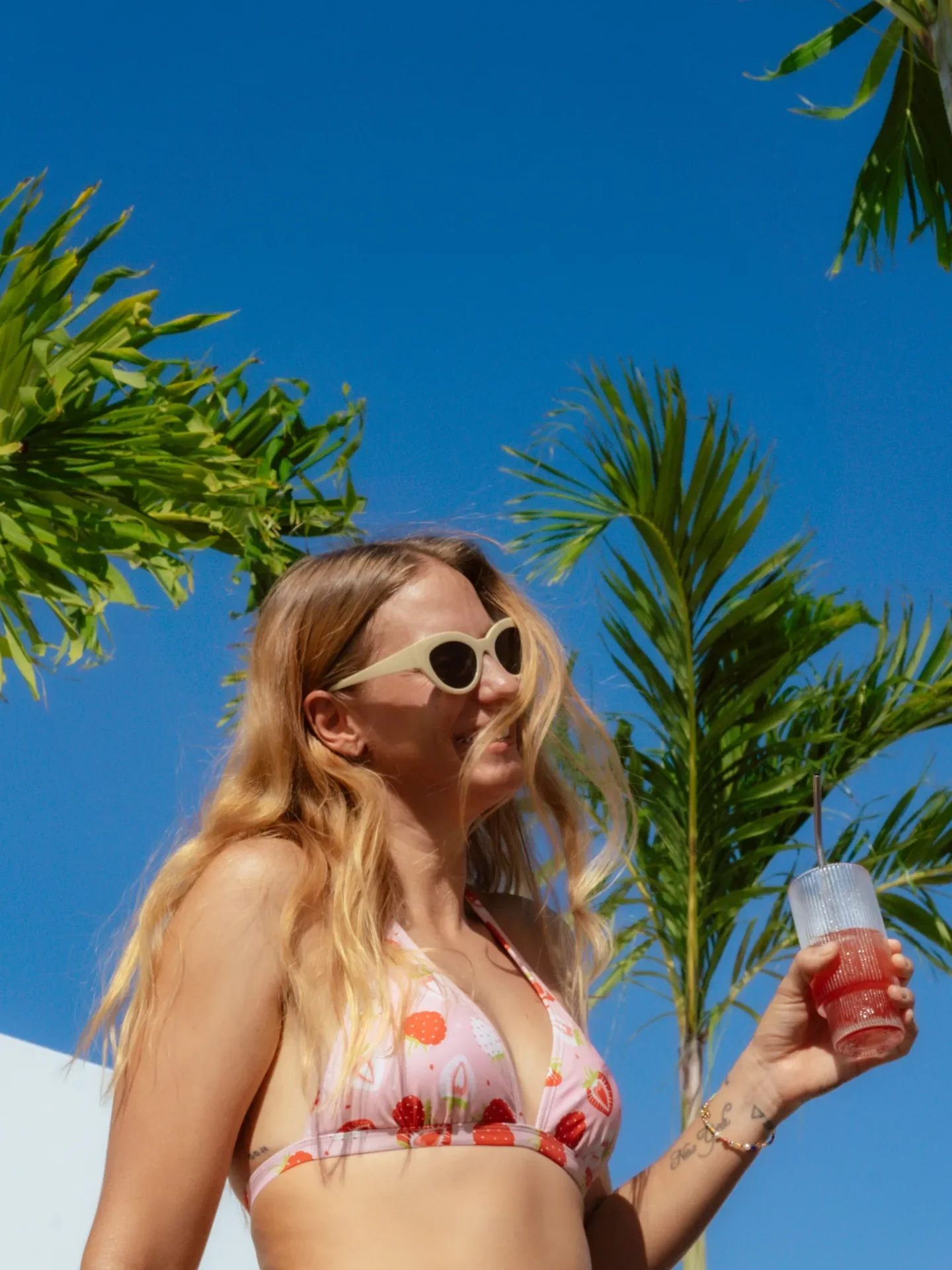 Top triangular alegre de bikini Fresas dulces - Image 5